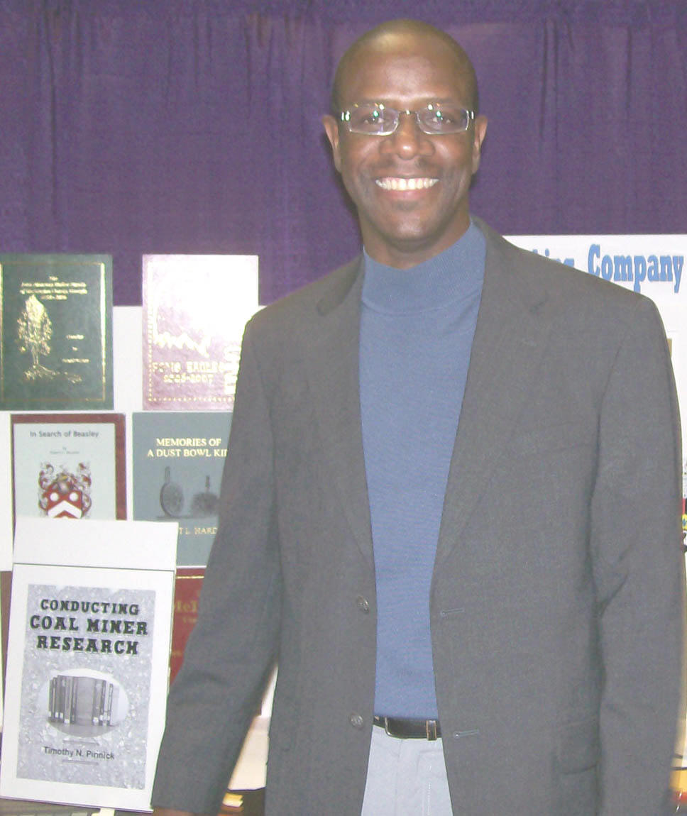Timmothy Pinnick with Coal Miner's book board at FGS 2007.
